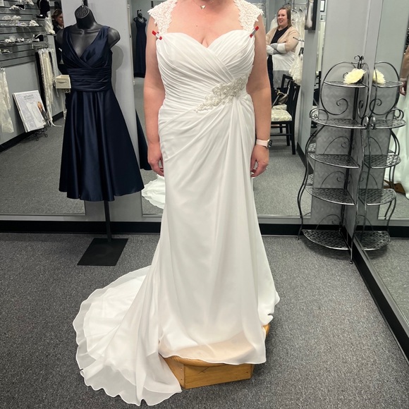 New wedding dress - Picture 4 of 12